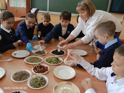 Лениногорскиның 3нче мәктәбе укытучысы Резеда Мөхетдиновадан шәфкатьлелек дәресләре - СВОга ярдәм