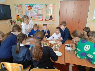 Лениногорскиның 3нче мәктәбе укытучысы Резеда Мөхетдиновадан шәфкатьлелек дәресләре - СВОга ярдәм