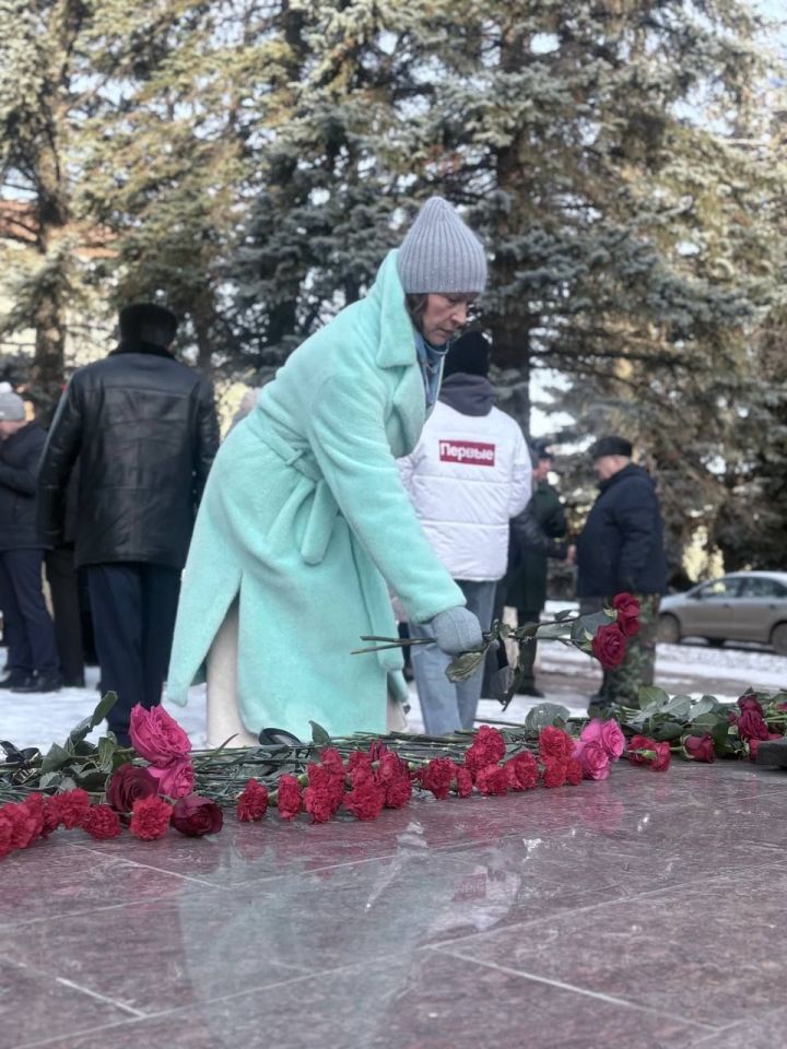 Лениногорскида Мәңгелек ут һәйкәле янында Ватан Геройларын искә алдылар