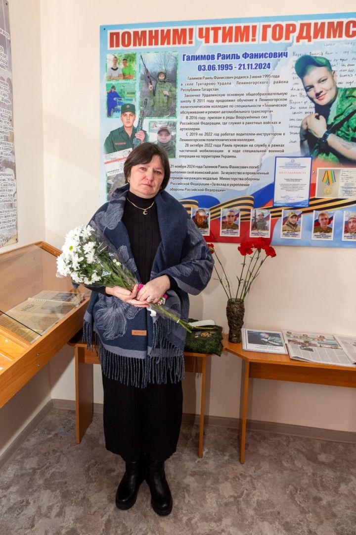 Лениногорск политехник көллиятендә МХОда батырларча һәлак булган Раил Галимов истәлегенә “Хәтер стенасы” ачылды