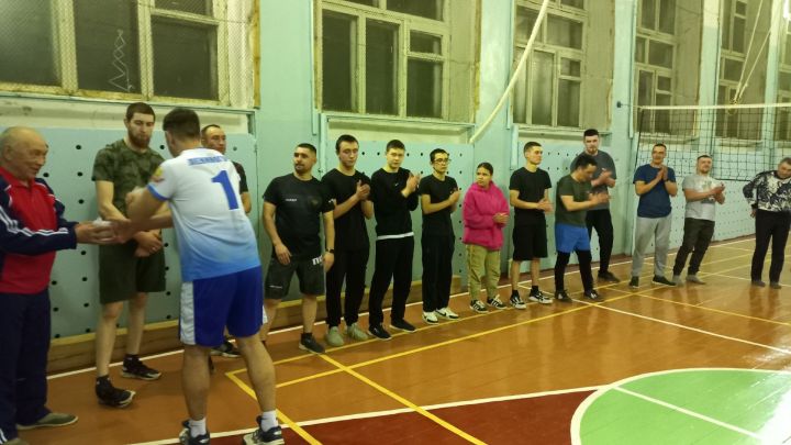 Куакбаш авылы мәктәбендә МХОда батырларча һәлак булган Рәмис Шәйхетдинов истәлегенә волейбол турниры узды (+фотолар)