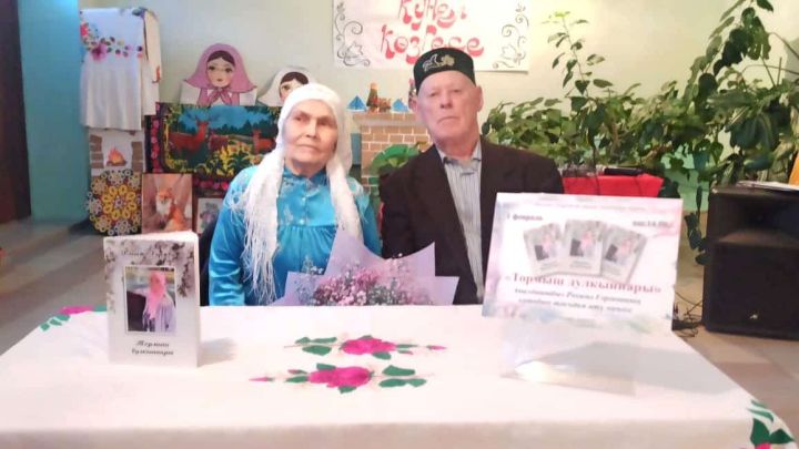 Мөэмин-Каратай авылында шигырьләр иҗат итүче Рәхимә Гәрәеваның “Тормыш дулкыннары” китабын тәкъдим иттеләр (+фотолар)