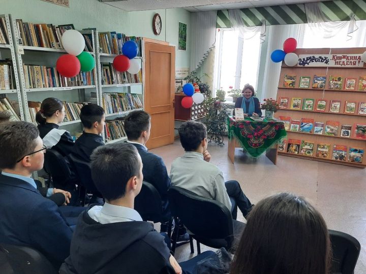 Зеленая Роща китапханәсенә Балалар һәм яшүсмерләр китабы атналыгы кысаларында шагыйрә Илсөяр Салахованы кунакка чакырганнар