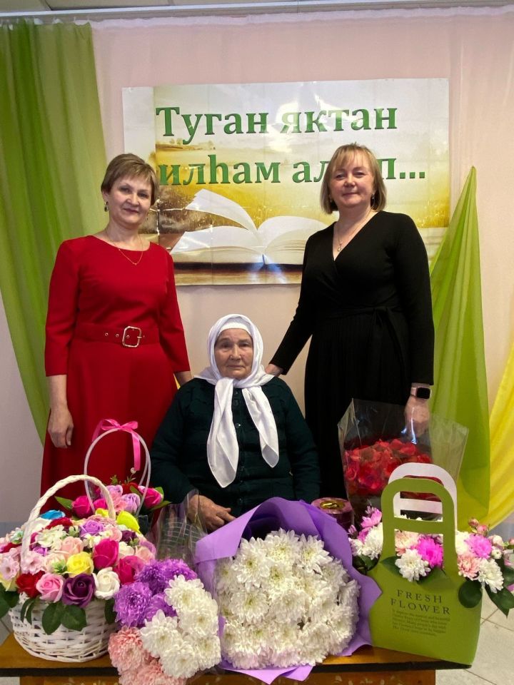 Куакбаш авылының хөрмәткә ия кешесе - Мәмдүдә Вәлиуллинаның туган көнен китапханәдә үткәрделәр