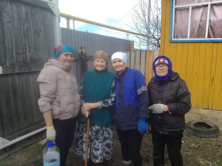 Сарабикколда ветеран укытучыга бакча эшендә ярдәм иттеләр