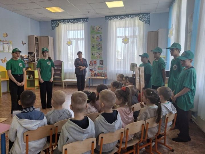 Иске Иштирәк мәктәбенең «Яшь урманчылар» отряды балалар бакчасына килде