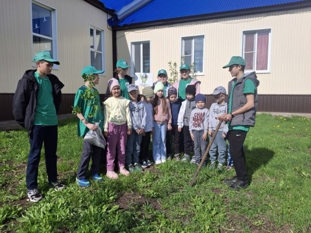 Иске Иштирәк мәктәбенең «Яшь урманчылар» отряды балалар бакчасына килде