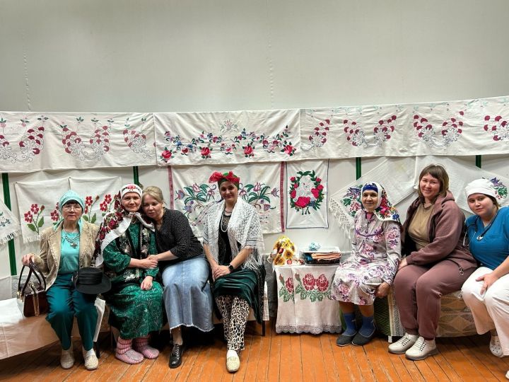 Сарабикколның «Алтын битлек» халык театрыннан -  көчле, тормышчан, елата-көлдерә торган спектакль