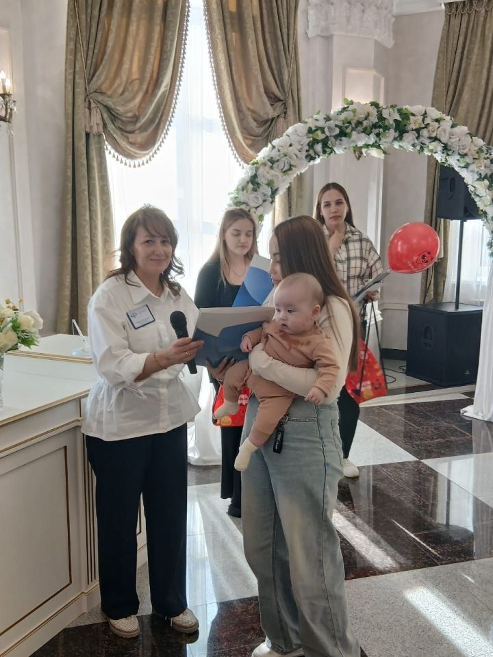 Лениногорск ЗАГС бүлегендә Гаилә көнендә ана капиталы сертификатлары тапшырдылар