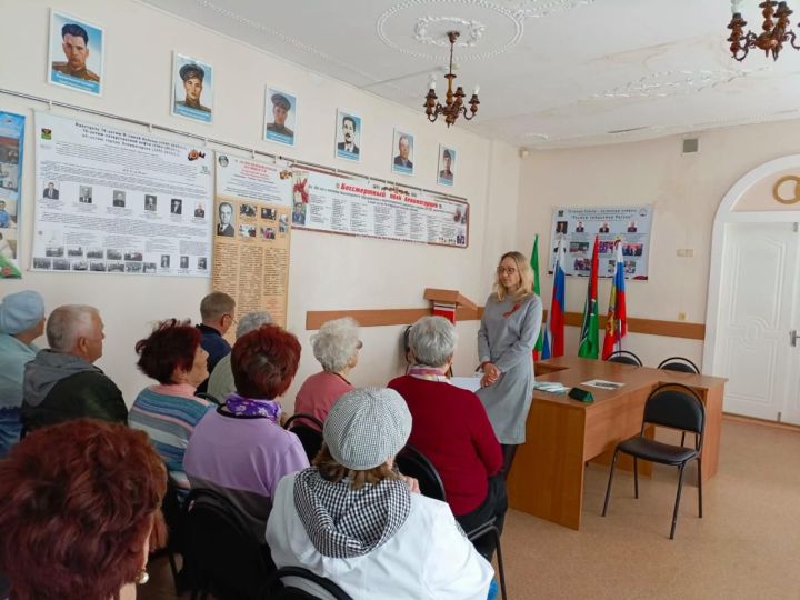 Лениногорскиның олы буын вәкилләре белән Әлмәт территориаль органы белгече Наталья Платонова файдалы очрашу уздырды