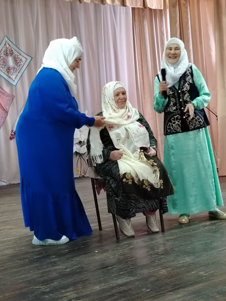 Куакбаш авылында милли-дини үзенчәлекләрне саклау юнәлешендәге “Яулык фазыйләте” чарасы тирә-күрше авыллардагы ак яулыклы апаларны да җыйды