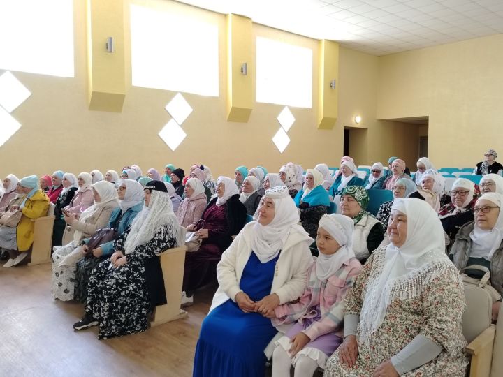 Куакбаш авылында милли-дини үзенчәлекләрне саклау юнәлешендәге “Яулык фазыйләте” чарасы тирә-күрше авыллардагы ак яулыклы апаларны да җыйды