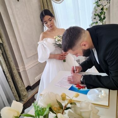 Лениногорск ЗАГС бүлегендә гаилә коручы парлар “Безнең геройларга” акциясендә катнашты