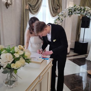 Лениногорск ЗАГС бүлегендә гаилә коручы парлар “Безнең геройларга” акциясендә катнашты