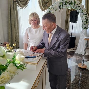 Лениногорск ЗАГС бүлегендә гаилә коручы парлар “Безнең геройларга” акциясендә катнашты