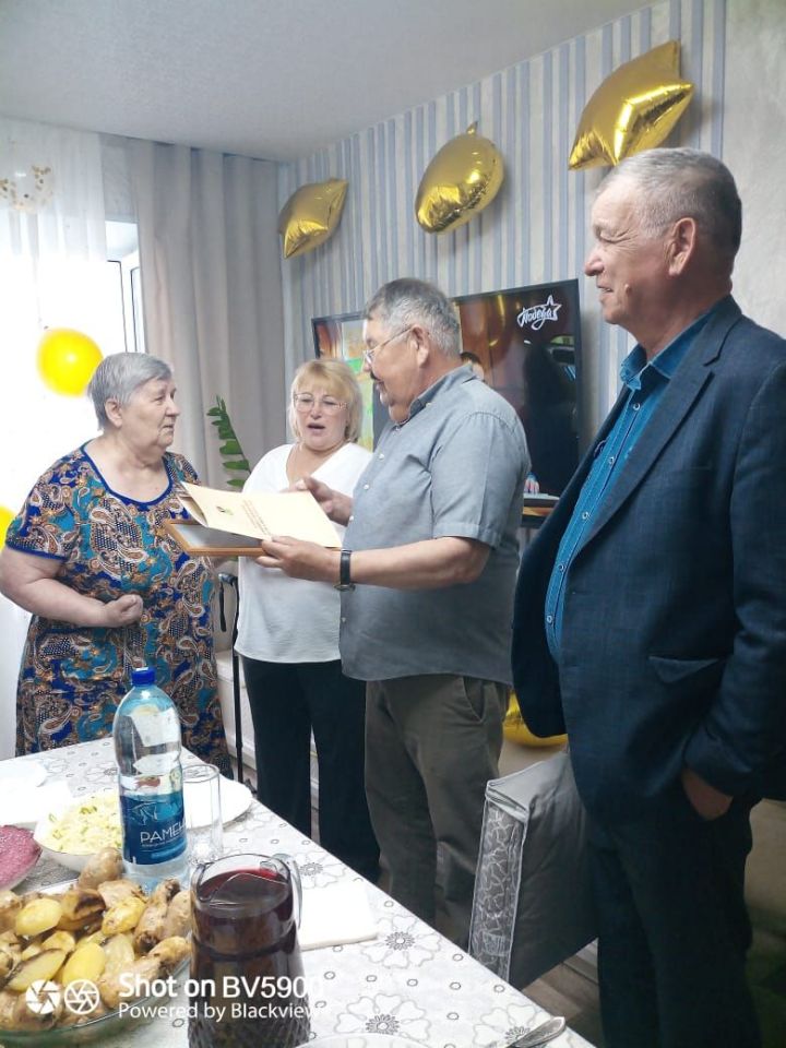 Людмила Антонованы хезмәттәшләре - Россельхозцентрның Лениногорск районы  бүлегеннән килеп котладылар