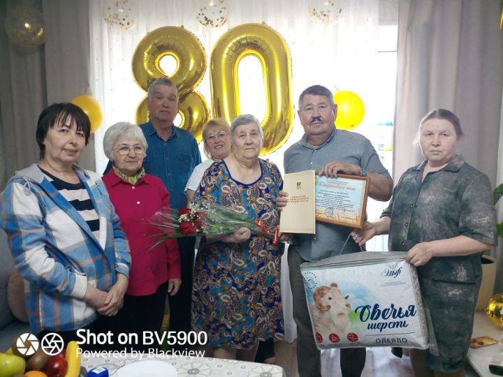 Людмила Антонованы хезмәттәшләре - Россельхозцентрның Лениногорск районы  бүлегеннән килеп котладылар