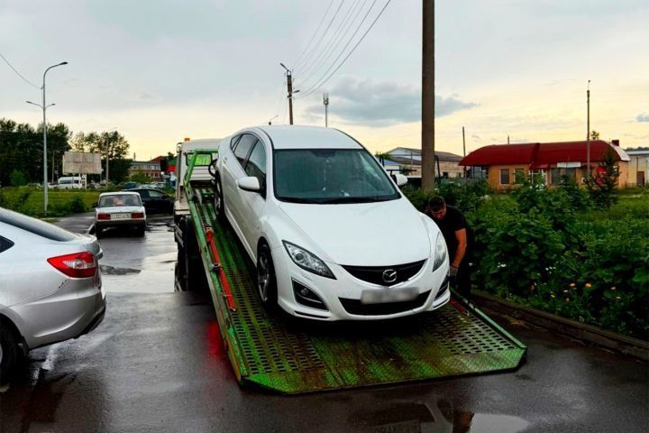 Зур күләмдәге бурычын түләми йөргән лениногорскилының җиңел автомобиле кулга алынган