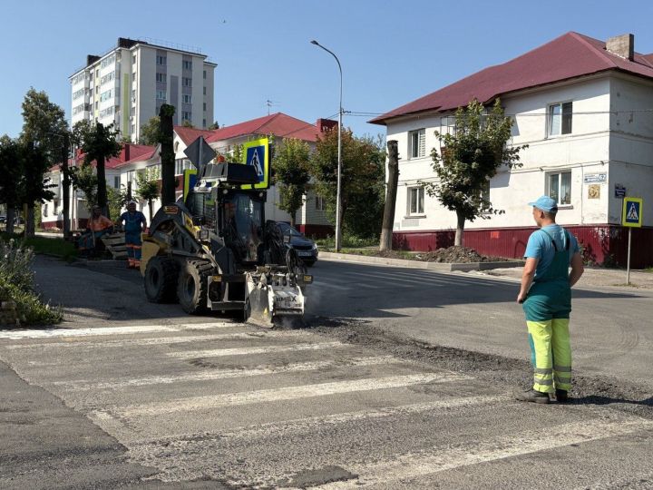 Шәһәр урамнарының машина  юлларга асфальт җәю эшләре дәвам итә
