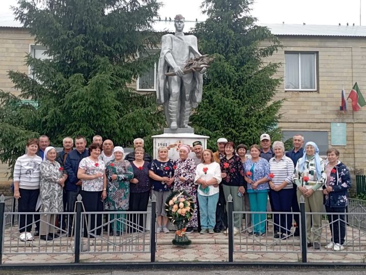 Сугышлы мәктәбен 50 ел элек тәмамлаганнар очрашты