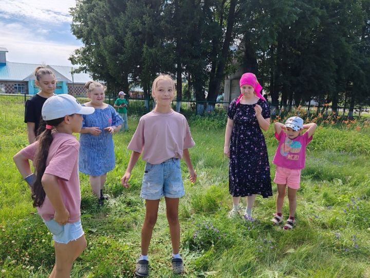Мөэмин-Каратай авылында балалар ялы күңелле узсын өчен уеннар үткәрәләр, экскурсия уздыралар