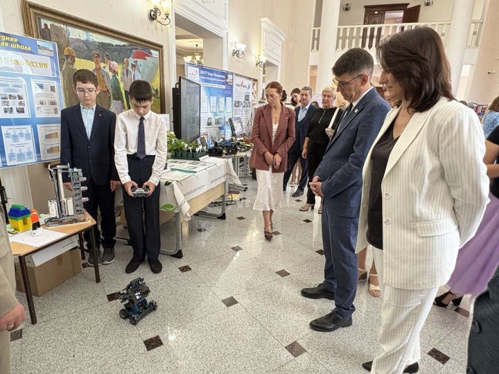 Лениногорскида мәгариф хезмәткәрләренең август киңәшмәсендә белем һәм тәрбия турында сөйләштеләр