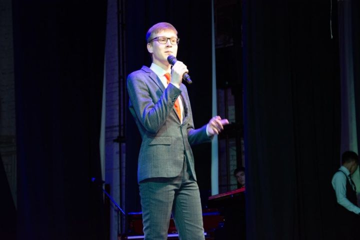 Шөгер егете Адель Саматов талантлы яшьләрне берләштерә белә, үзе дә сәхнә күрке