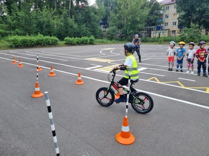 Лениногорскиның балалар иҗат йорты базасында мәктәпкәчә яшьтәге балалар өчен «Велосипед стартлары» узды