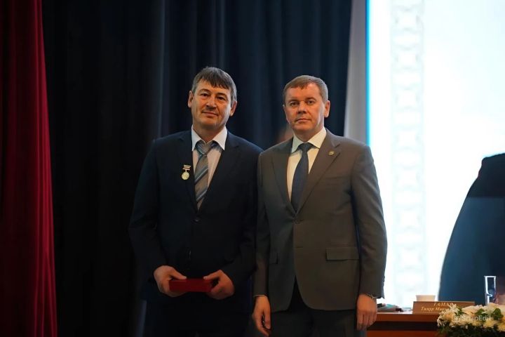 Райондашыбыз Илшат Нургалиевка мактаулы исем тапшырылды