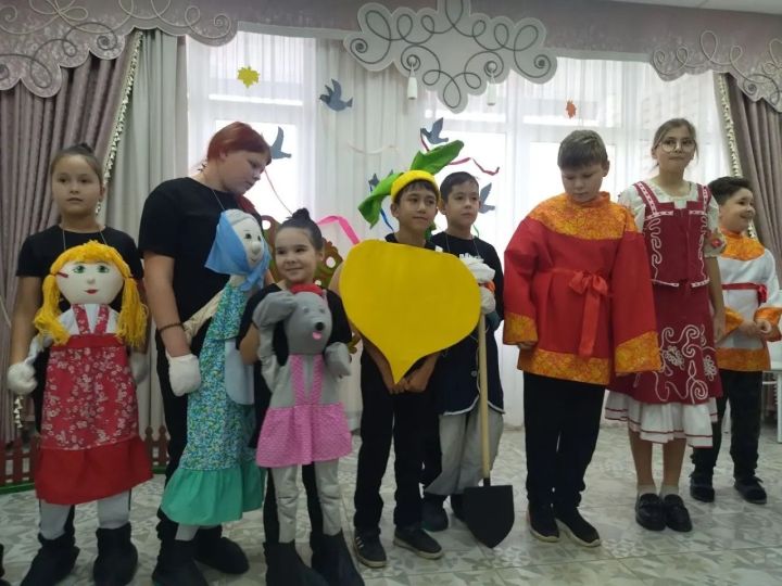 Шөгер мәктәптән тыш эшләр үзәгендәге курчак театры балаларга шатлык китерә