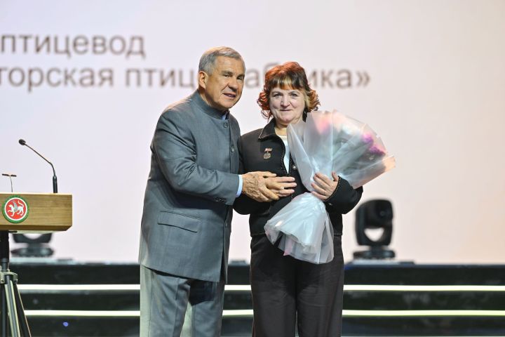 Лениногорск кошчылык фабрикасы хезмәткәренә мактаулы исем бирелде