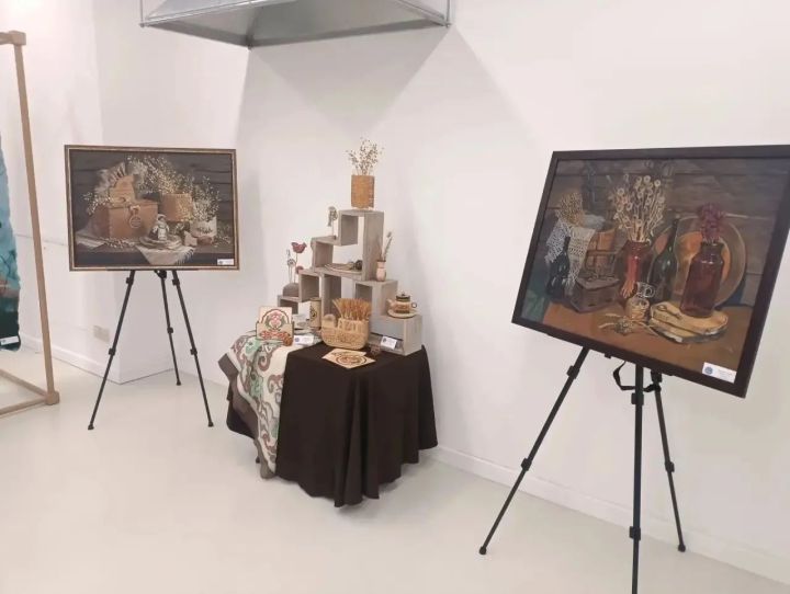 Казанда Лениногорск музыка-сәнгать педагогика колледжының юбилеена багышланган күргәзмә эшли