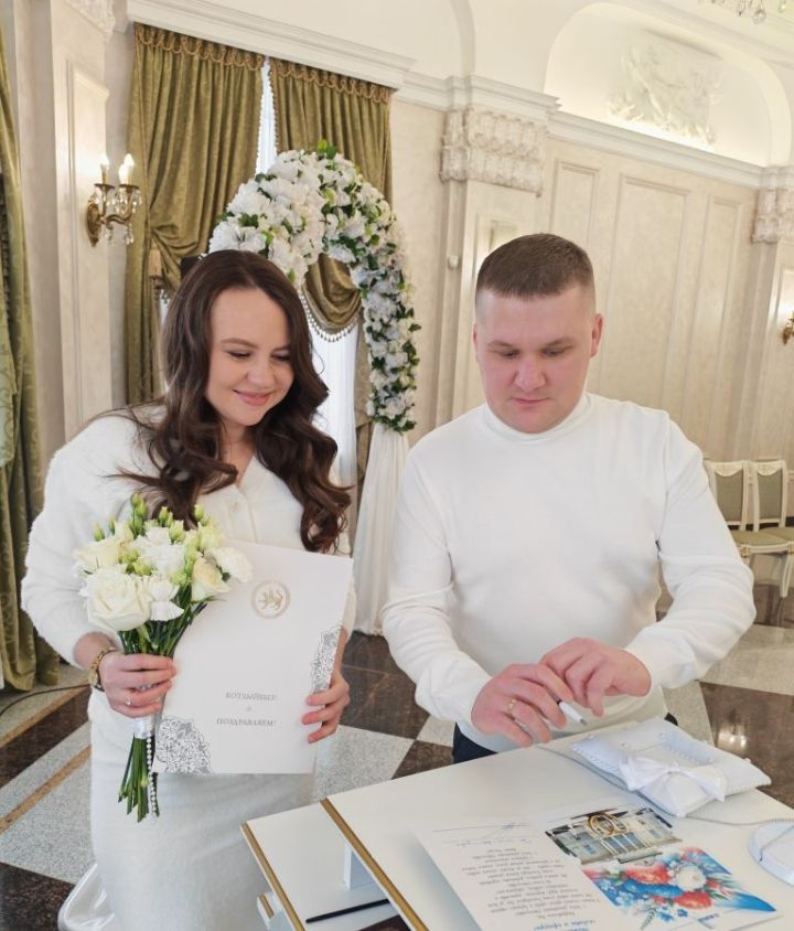 Лениногорскиның яңа өйләнешүче парлары «Безнең геройларга»  акциясенә кушылды