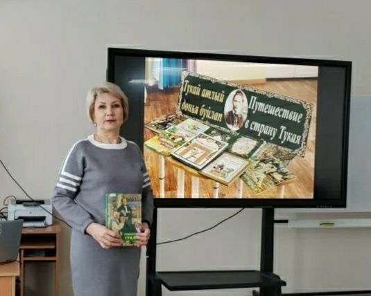 Шөгер авылы китапханәчесе Светлана Заһретдинова  әкиятләр аша балаларны ана теленә тарта