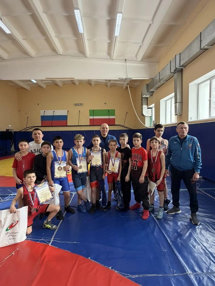 Лениногорскиның 3 нче спорт мәктәбе  көрәшчеләре ватанпәрвәрлек рухында үткәрелгән  ярышларда катнаштылар