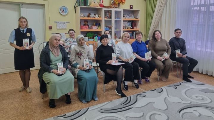 Лениногорскида балаларын бакчага йөртүче әти-әниләр белән юл иминлегенә багышланган чара узды