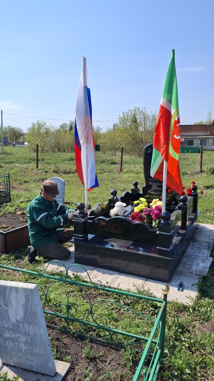 Карагай авылында Радик Шәйдуллинның кабере өстендәге флагларны алыштырганнар