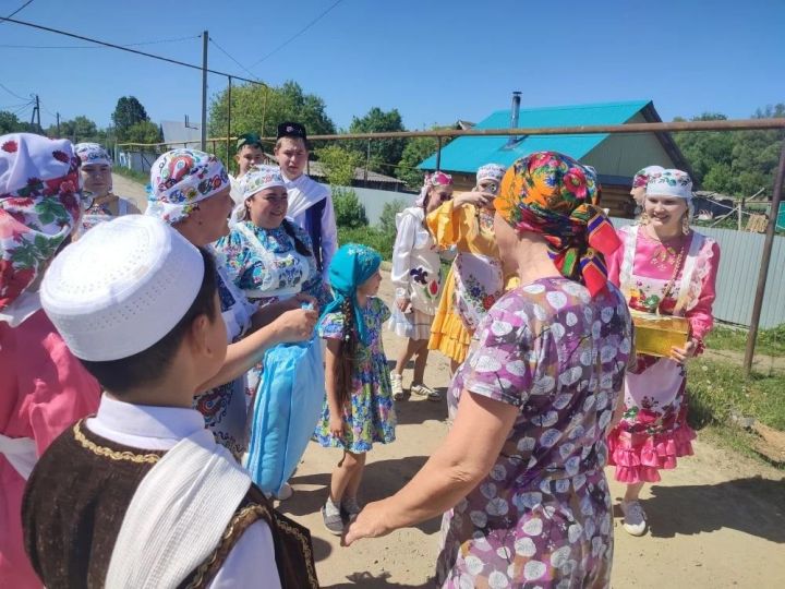Авылларыбызда  Сабантуйга бүләкләр җыю йоласы (+Куакбаш авылыннан фоторепортаж)