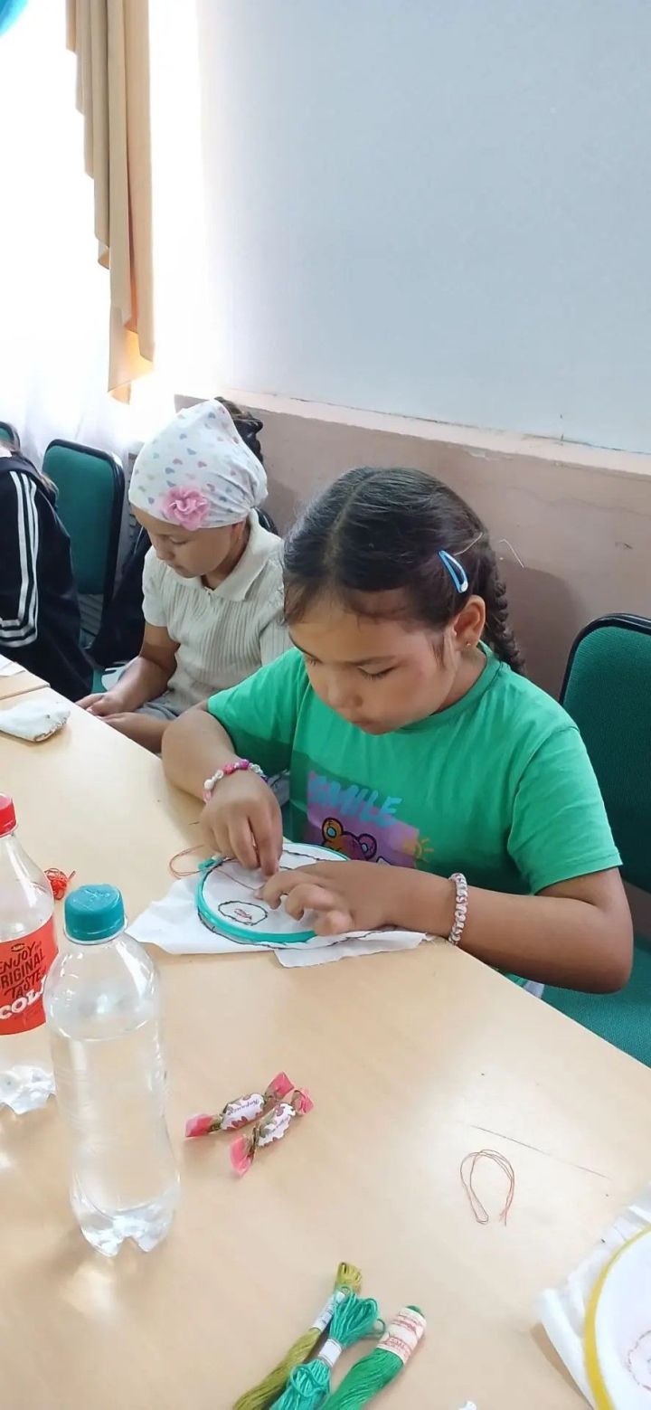 Иске Шөгер авылы мәдәният йортында балаларны кул эшенә өйрәтәләр