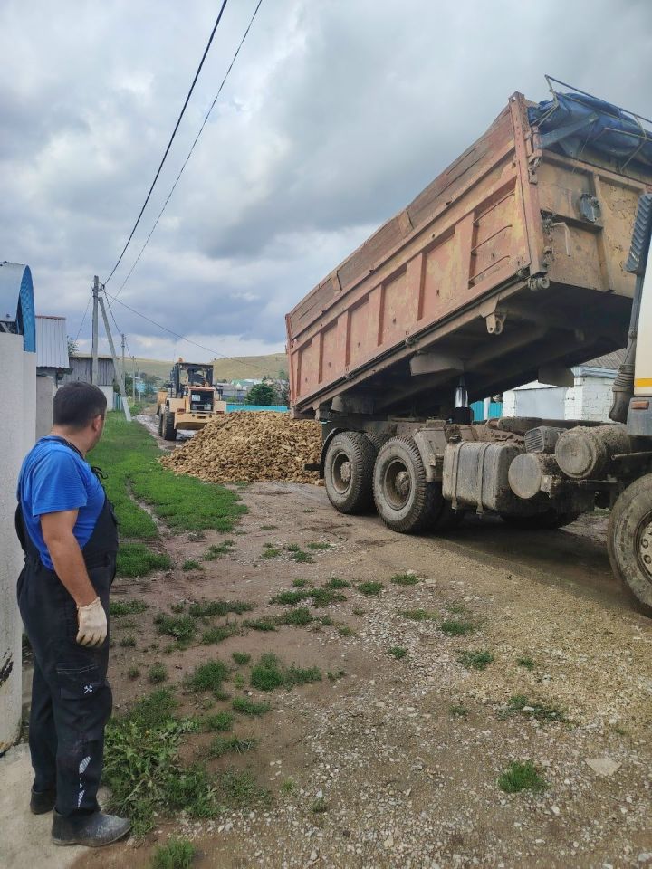 Керкәледә авыл эчендәге проблемалы участокларга таш җәю эше башкарылды